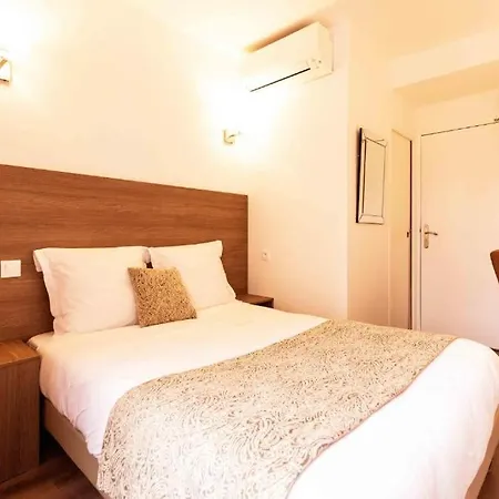 Hotel Le Val D'or & Le Theatre Suresnes