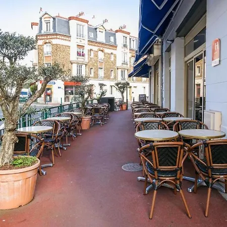 Le Val D'or & Le Theatre Hotel 2*