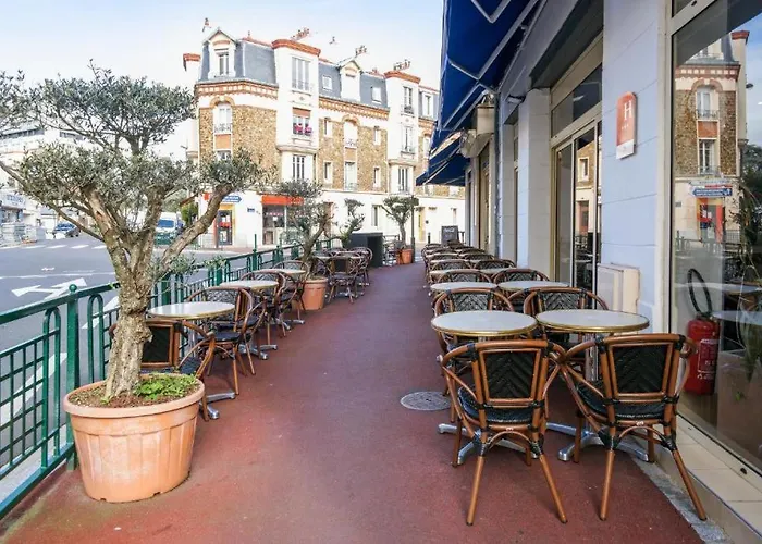 Le Val D'or & Le Theatre Hotel 2*